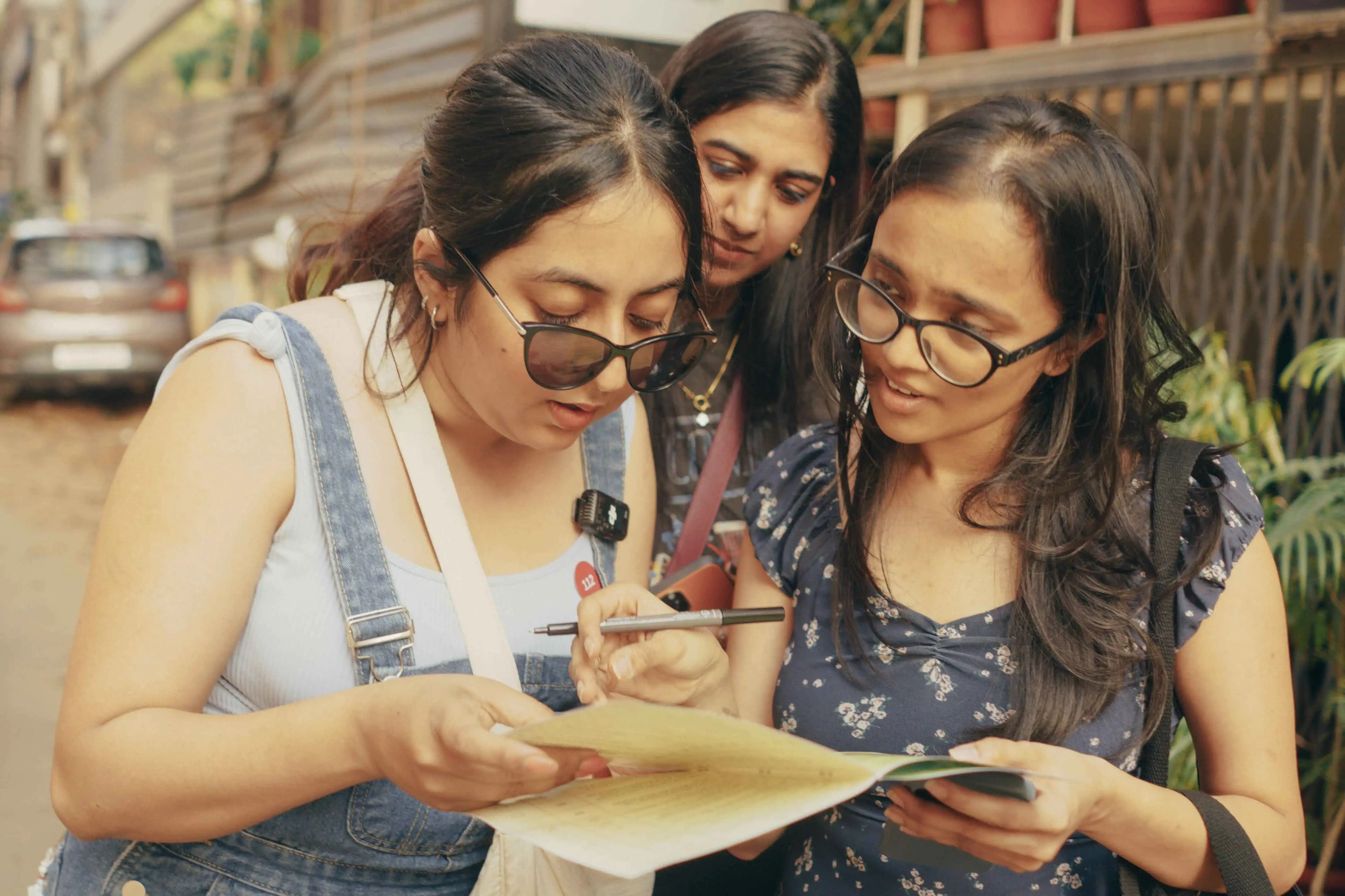 girls on the hunt:a ridiculous treasure hunt with kaunversations